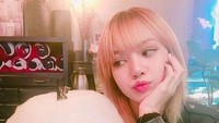 Lisa tampaknya tertarik dengan makanan dan minuman yang tampilannya lucu. Ini pose imutnya saat minum segelas milkshake dengan cotton candy di atasnya. Foto: instagram @lisa.blackpink