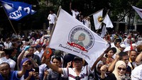 Ratusan massa pendukung Prabowo-Sandiaga Uno berkumpul di halaman KPU, Jakarta, Jumat (10/8/2018).