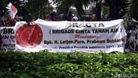 Spanduk yang dibawa relawan Prabowo-Sandiaga Uno di depan gedung KPU, Jakarta.