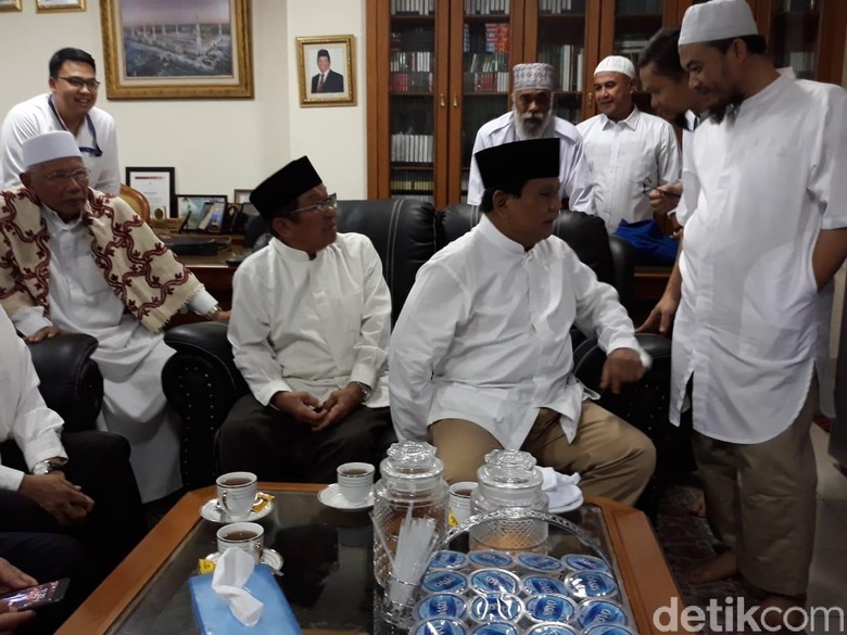 Prabowo dan  Koalisinya Tiba di Masjid  Sunda  Kelapa  Anies 