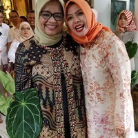 Hijab yang ia kenakan juga selalu berwarna senada dengan pakaiannya. Warna hijab senada dengan busana membuat tampilan jadi lebih elegan dan tidak terlalu mencolok. Foto: Instagram/nurasiauno