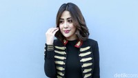 Selvi tampil dengan busana serba hitam dan sandal bulu-bulu. Pool/Palevi S/detikFoto.