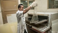 Ratumiyanto (41) salah seorang pekerja di Pusat Rehabilitasi Yakkum sedang membuat bahan pembuat sebuah prostesis berupa kaki buatan.