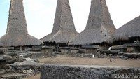Sumba di NTT menawarkan pesona budaya yang luar biasa. Salah satunya dapat ditemui lewat Kampung Adat Ratenggaro di Sumba Barat Daya (Randy/detikTravel)