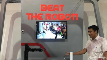 Pengunjung juga bisa bertarung dengan robot nih. (Foto: detikINET/Agus Tri Haryanto)