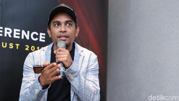 5 Penyanyi Pria yang Sukses Lantunkan Lagu Wanita