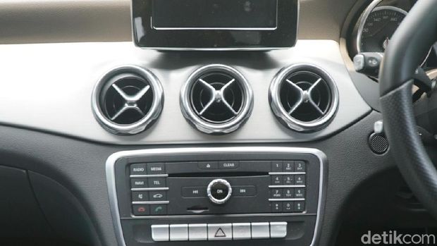 Kisi-kisi AC nya mirip kisi AC mobil sport keluaran Mercy