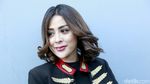 Gaya Serba Hitam Selvi Kitty dan Sandal Bulu