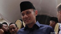 Ketua Kogasma Partai Demokrat Agus Harimurti Yudhoyono (AHY) memimpin jajaran Demokrat ke KPU, Jl Imam Bonjol, Jakarta Pusat, Jumat (10/8/2018).