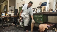 Pusat rehabilitasi yang berlokasi di Jalan Kaliurang KM 13,5, Sleman, Yogyakarta ini pun memiliki sebuah tempat usaha pengembangan alat bantu untuk difabel yang lebih dari 75% pekerjanya adalah penyandang disabilitas.