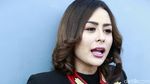 Gaya Serba Hitam Selvi Kitty dan Sandal Bulu