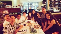 Tio kini ramai diberitakan sebagai teman dekat Sophia Latjuba. Ini momennya saat makan malam bersama Sophia dan rekan-rekannya yang lain. Foto: Instagram tsetiyoso