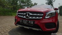 Saat membuka atap mobil dan tiba-tiba kondisi hujan, pengendara tak perlu panik karena dua sensor tadi membuat atap akan tertutup dengan sendirinya. Foto: Dadan Kuswaraharja