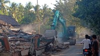 Pengiriman bantuan terus dilanjutkan pasca gempa 7 SR pada Minggu (5/8) dimana Kabupaten Lombok Utara menjadi daerah paling parah mengalami kerusakan. Alat berat sangat dibutuhkan untuk melakukan pembersihan dan evakuasi korban dari reruntuhan rumah atau bangunan. Istimewa/Dok. Kementerian PUPR.
