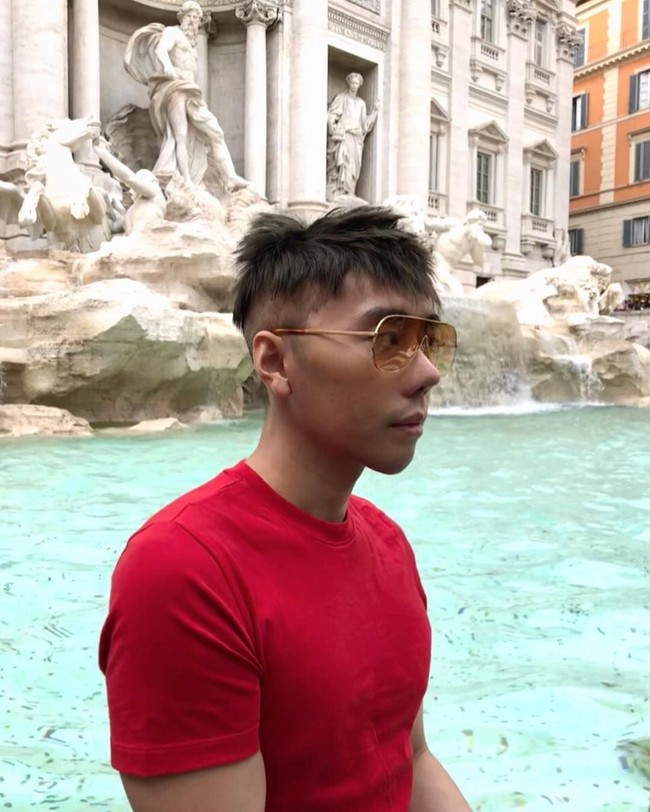 Selain tas, Roy juga menyempurnakan gayanya dengan kacamata bermerek. Salah satu kacamata favoritnya adalah aviator kuning bergaya retro dari label Victoria Beckham. (Foto: Instagram/@roykiyoshi)