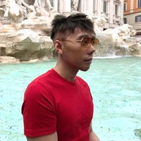 Selain tas, Roy juga menyempurnakan gayanya dengan kacamata bermerek. Salah satu kacamata favoritnya adalah aviator kuning bergaya retro dari label Victoria Beckham. (Foto: Instagram/@roykiyoshi)