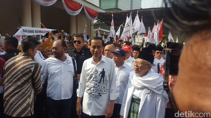 Jokowi Naik Innova ke Gedung Joang Sebelum Daftar Capres