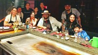 Sepertinya Tio dan kerabat sedang asyik makan teppannyaki nih? Tapi kok nggak ada daging panggangnya, hihihi... Foto: Instagram tsetiyoso