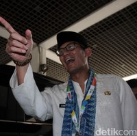 Salah satu gelang favoritnya adalah gelang tasbih. Gelang coklat berbentuk biji-bijian ini sempat menjadi kontroversi dengan viralnya tagar #GelangKode menyusul insiden intimidasi kubu #2019GantiPresiden terhadap pendukung #DiaSibukKerja April lalu. (Foto: Rifkianto Nugroho/detikfoto)