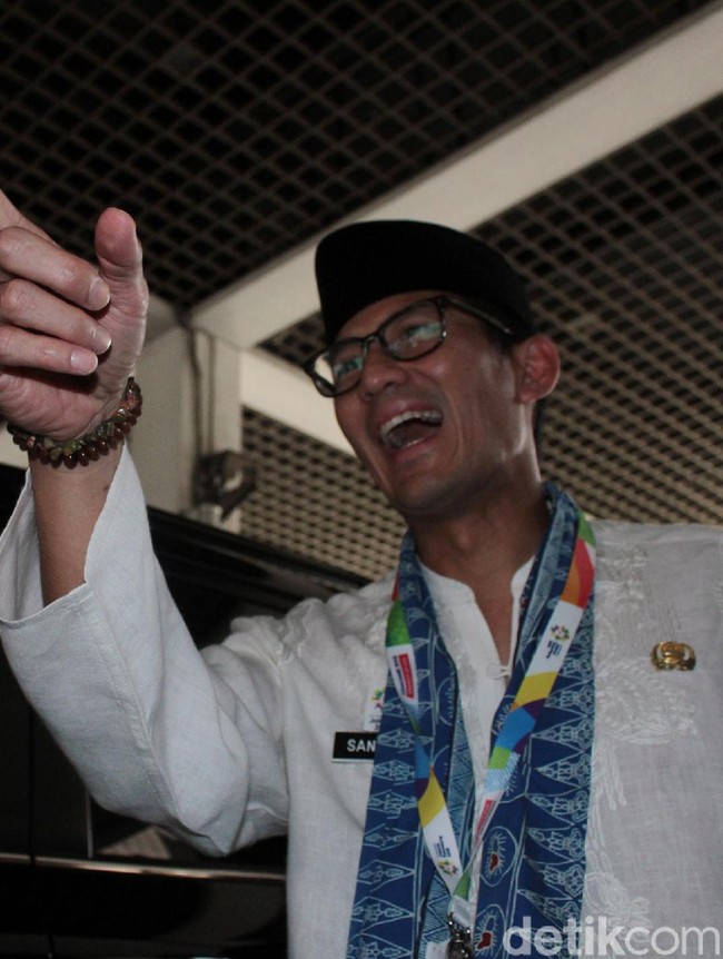 Salah satu gelang favoritnya adalah gelang tasbih. Gelang coklat berbentuk biji-bijian ini sempat menjadi kontroversi dengan viralnya tagar #GelangKode menyusul insiden intimidasi kubu #2019GantiPresiden terhadap pendukung #DiaSibukKerja April lalu. (Foto: Rifkianto Nugroho/detikfoto)