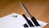 Tiga garis yang lazim dilihat di logo Adidas diubah menjadi tempat menaruh pulpen. Istimewa/www.oodesign.jp.