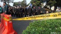 Selain kawat berduri, pembatas jalan atau road barier berwarna oranye juga telah dipasang untuk keamanan.