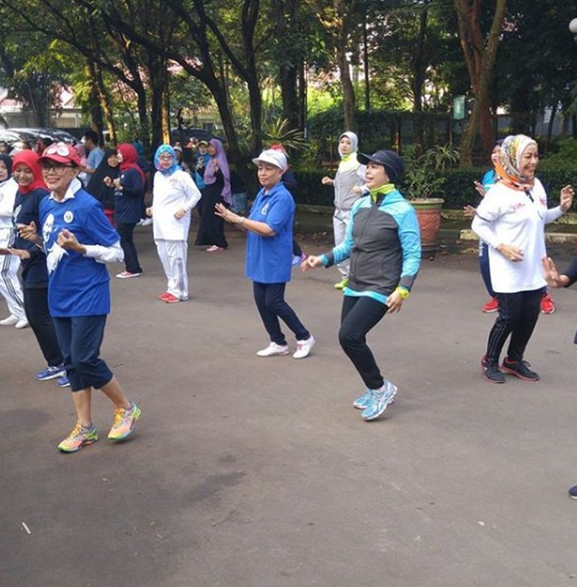 Sama seperti sang suami, Sandiaga Uno, Mpok Nur juga terlihat sering berolahraga. Saat berolahraga ia memilih tampilan simpel dengan ciput dan topi dipadukan jaket olahraga yang menutupi lehernya. Foto: Foto: Instagram/nurasiauno