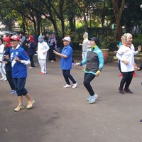 Sama seperti sang suami, Sandiaga Uno, Mpok Nur juga terlihat sering berolahraga. Saat berolahraga ia memilih tampilan simpel dengan ciput dan topi dipadukan jaket olahraga yang menutupi lehernya. Foto: Foto: Instagram/nurasiauno