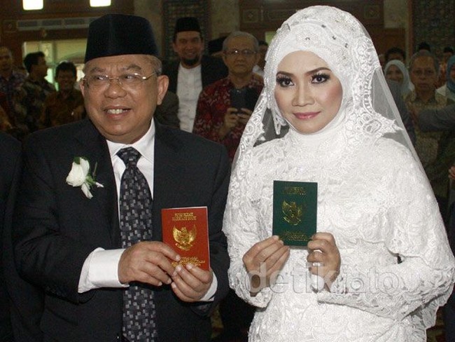 Sosok cantik  pendamping Ma’ruf Amin adalah Wury Estu Handayani. Wury dinikahi KH Ma’ruf Amin pada tahun 2014. Pernikahan itu merupakan kali kedua bagi keduanya. Foto: Ist.