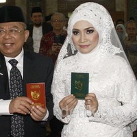 Sosok cantik  pendamping Ma’ruf Amin adalah Wury Estu Handayani. Wury dinikahi KH Ma’ruf Amin pada tahun 2014. Pernikahan itu merupakan kali kedua bagi keduanya. Foto: Ist.