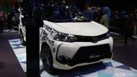 Yang cukup unik di bagian belakang kanan dan kiri justru banyak foto-foto pengunjung GIIAS 2018 dipajang di sana. Foto: Dina Rayanti