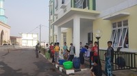Ada santri yang malah ketakutan saat kiai mereka jadi cawapres. Katanya, mereka takut dengan adanya penjagaan polisi pondok jadi lebih ketat. Ada yang takut juga, kan biasanya ada santri yang suka kabur-kaburan keluar pesantren, kata Ulum sambil tertawa. 