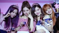 Habis perform, seluruh anggota Black Pink pose sambil menikmati es krim. Lebih manis mana hayo, es krimnya atau senyum gadis-gadis ini? Foto: instagram @lisa.blackpink
