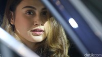 Tak cuma cantik, penunggu mobil Volkswagen juga harus memiliki pengetahuan soal otomotif meski sedikit. Foto: Ari Saputra