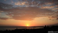 Sunset, momen yang tak boleh dilewatkan traveler saat singgah ke Pantai Pero. Pantas saja David Beckham sampai rela jauh-jauh traveling ke Sumba (Randy/detikTravel)