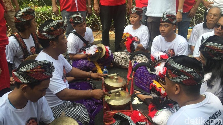 Aksi Massa Pro-Jokowi di KPU: Berpakaian Adat dan Mainkan Gamelan Aksi Massa Pro-Jokowi di KPU: Berpakaian Adat dan Mainkan Gamelan