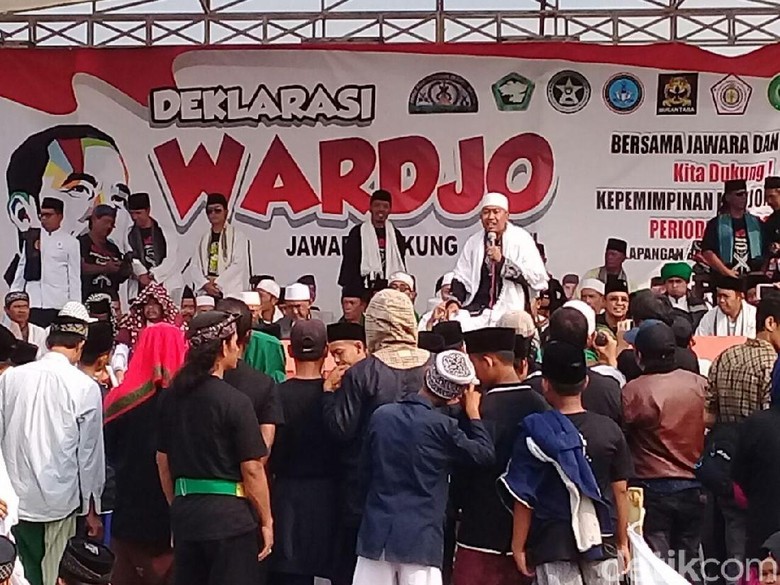 Jawara dan Ulama Banten Deklarasi Dukung Jokowi-Maruf Amin Jawara dan Ulama Banten Deklarasi Dukung Jokowi-Maruf Amin
