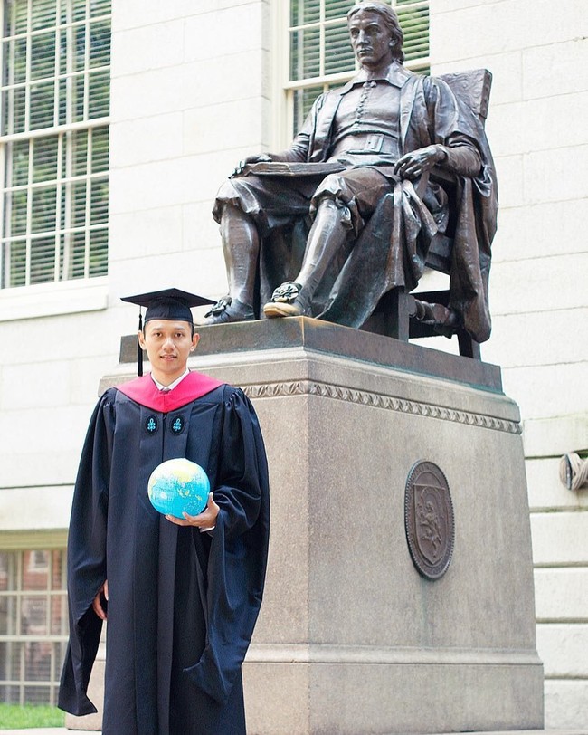 AHY digilai wanita bukan hanya penampilannya yang atletis sebagai tentara. Dia juga memiliki otak cemerlang. Putra sulung SBY ini pernah meraih gelar Master of Public Administration dari kampus bergengsi Universitas Harvard pada 2010. Foto: Dok. Instagram Agus Harimurti Yudhoyono/Ani Yudhoyono