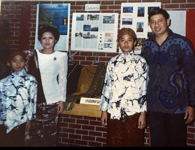 AHY dan Ibas kompak berpakaian Jawa memakai kain batik, baju beskap dan blangkon, saat mempromosikan Indonesia di David Brewer School, Leavenworth, Kansas, Amerika pada 1991. AHY yang saat itu berusia 13 tahun menemani sang ayah yang tengah menempuh pendidikan di United States Army Command and General Staff College. Foto: Dok. Instagram Agus Harimurti Yudhoyono/Ani Yudhoyono