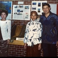 AHY dan Ibas kompak berpakaian Jawa memakai kain batik, baju beskap dan blangkon, saat mempromosikan Indonesia di David Brewer School, Leavenworth, Kansas, Amerika pada 1991. AHY yang saat itu berusia 13 tahun menemani sang ayah yang tengah menempuh pendidikan di United States Army Command and General Staff College. Foto: Dok. Instagram Agus Harimurti Yudhoyono/Ani Yudhoyono
