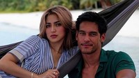 Kedekatan Jessica Iskandar dan Richard Kyle sebenarnya telah lama terendus media namun keduanya terus membantah. Hingga baru-baru ini, Richard Kyle akhirnya memposting fotonya bersama ibu satu anak itu. Ditambah caption manis nan romantis, postingan Richo itu membuat heboh netizen. Foto: Jessica Iskandar dan Richard Kyle (Instagram)