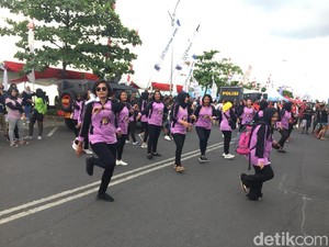 Sebelum Pecahkan Rekor MURI, Penyelam Wanita di Manado Asyik Joget