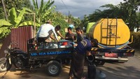 Distribusi air bersih menggunakan  mobil tangki air yang sudah ada. Istimewa/Dok. Kementerian PUPR.
