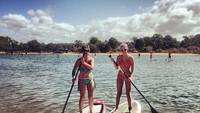 Ia sesekali mencoba paddle board bersama sang ibunda. (Foto: instagram/charalanahzard) 