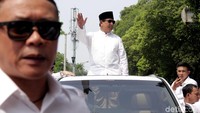 Mereka sebelumnya berjalan usai salat Jumat di Masjid Sunda Kelapa, Jakarta, Jumat (10/8/2018).