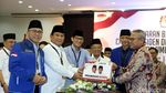 Potret Prabowo Diapit Sandiaga dan AHY saat Daftar ke KPU