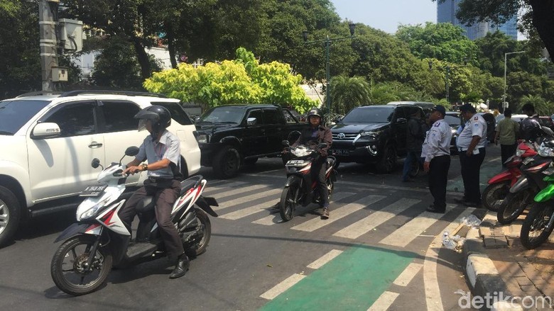 Lalin KPU Arah Menteng Dibuka Lagi Usai Jokowi Daftar Capres Lalin KPU Arah Menteng Dibuka Lagi Usai Jokowi Daftar Capres
