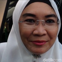 Gaya kacamata istri Maruf Amin juga begitu khas. Ia memilih kaca mata tanpa frame yang sederhana. Sesekali ia juga memakai bros dagu untuk kesempatan tertentu. Foto: Eva/detikcom