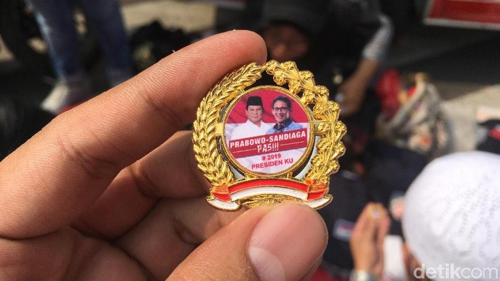 Pin Prabowo-Sandiaga Dijual Dekat KPU, Harga Rp 20 ribu