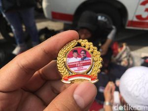 Pin Prabowo-Sandiaga Dijual Dekat KPU, Harga Rp 20 ribu